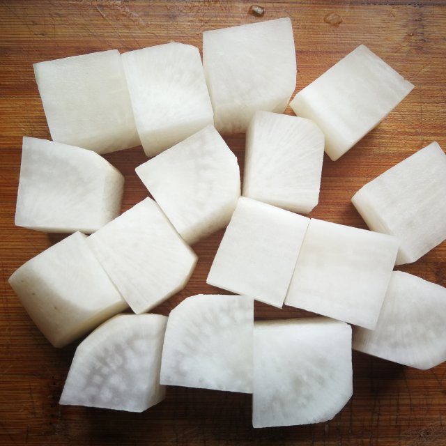 白萝卜炖鸡腿,咸鲜中带着微甜,鸡肉香嫩,萝卜块软糯,超级下饭