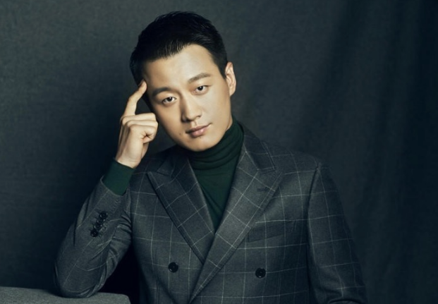 有的人则过的非常低调,大家都认识佟大为吧,他也算是一位知名的演员了