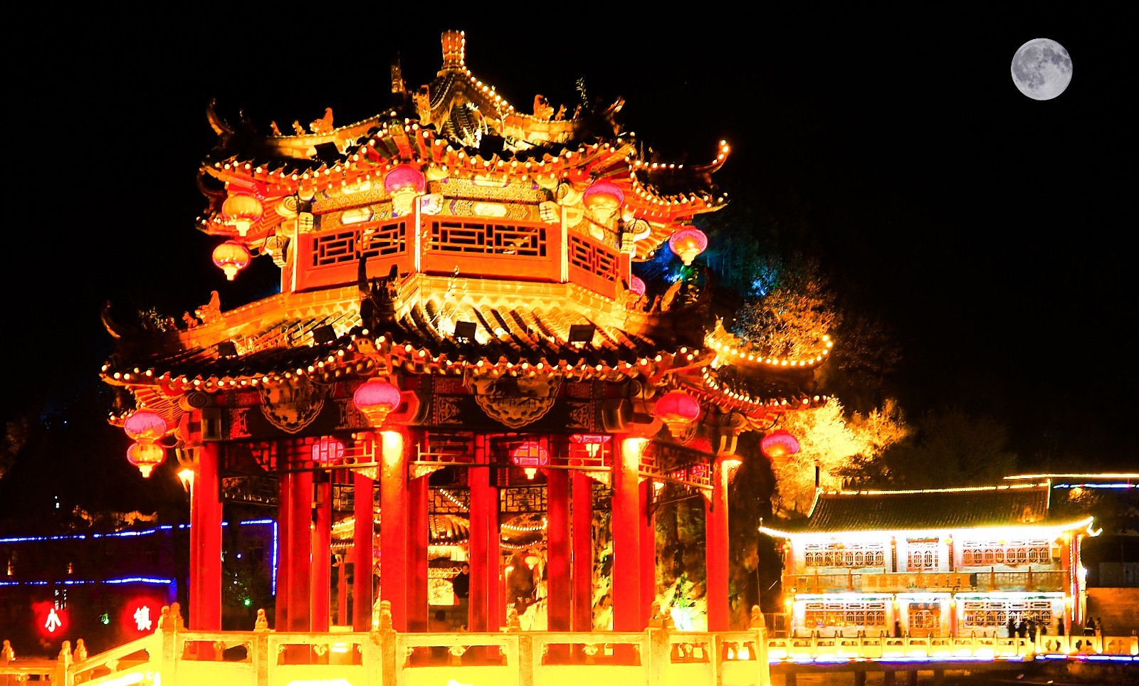 风光摄影:灯火辉煌的月牙湖