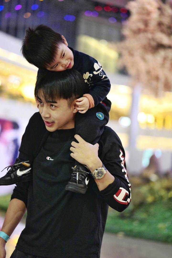 演员李茂晒自己和儿子萌照,儿子神情动作酷似爸爸超可爱