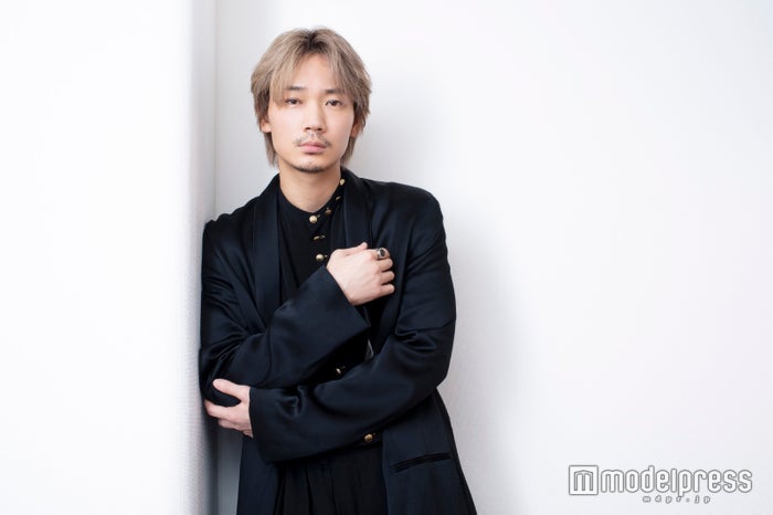 组图:绫野刚接受网站采访 金发胡须尽显成熟魅力