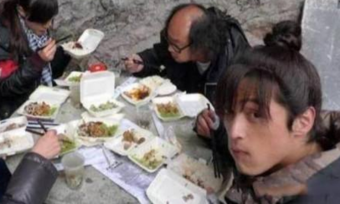 这是横店剧组群演"5块钱"一份的盒饭,要是你,你能吃下几口?