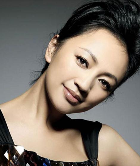 2008年凭借都市爱情剧《美丽婚纱》获得第24届金鹰电视节最佳女演员