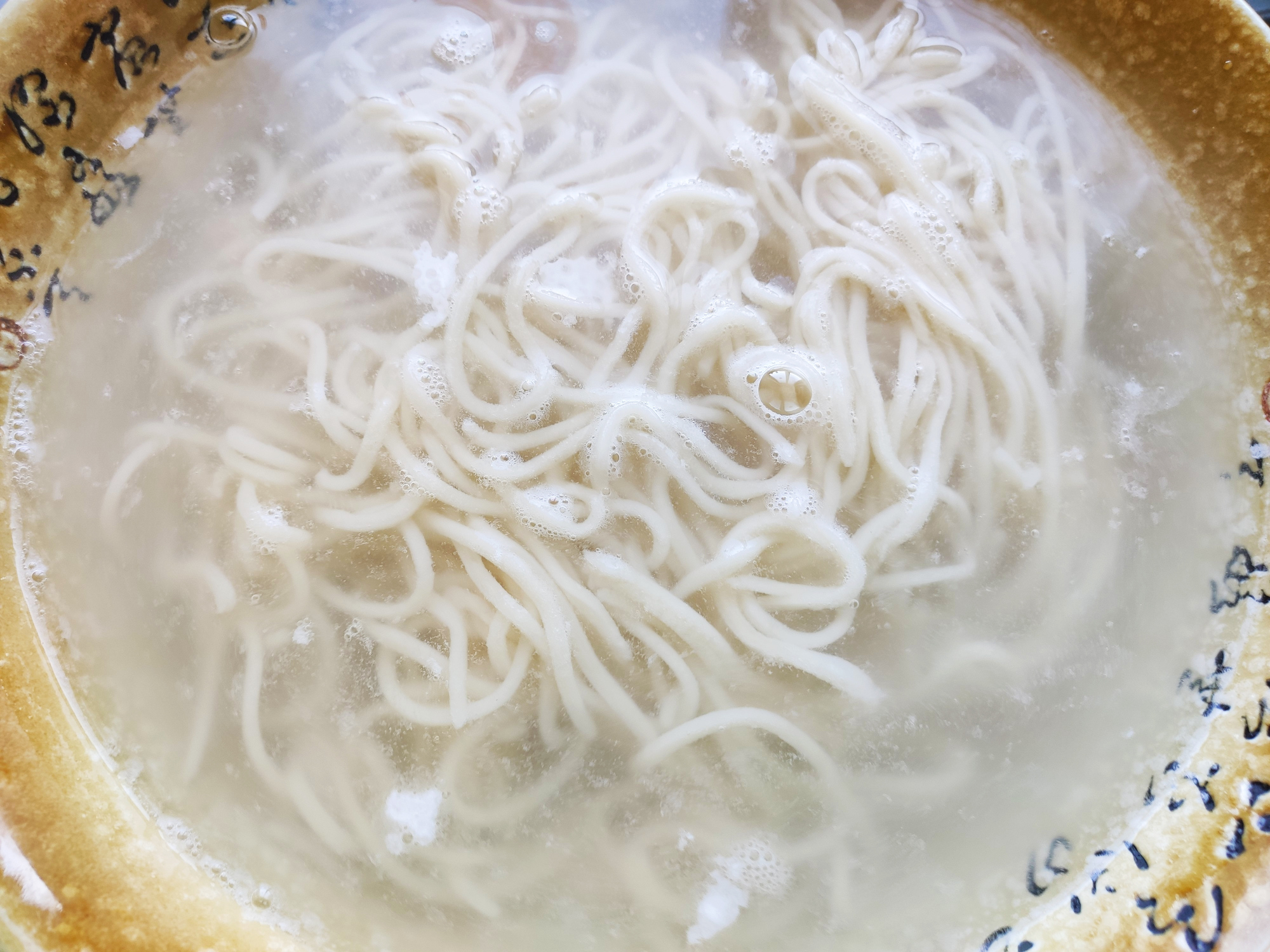 正月十七吃面条,懒人必备葱油面,葱香葱郁真香,连吃3碗才过瘾