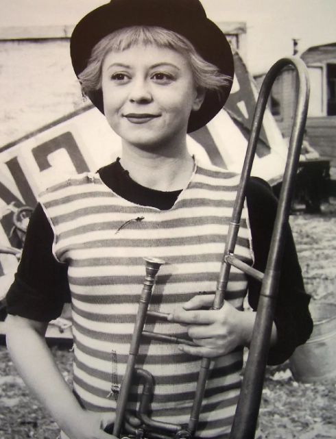 经典影片《大路》:费里尼的悲悯气质与爱情理想