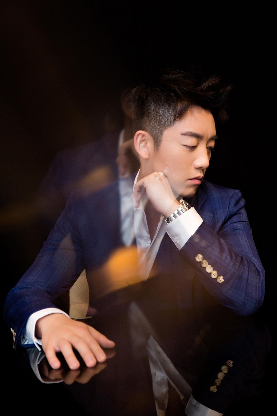 郑恺帅气亮相某活动,蓝色格纹西装精致帅气,气质沉稳干练,举手投足