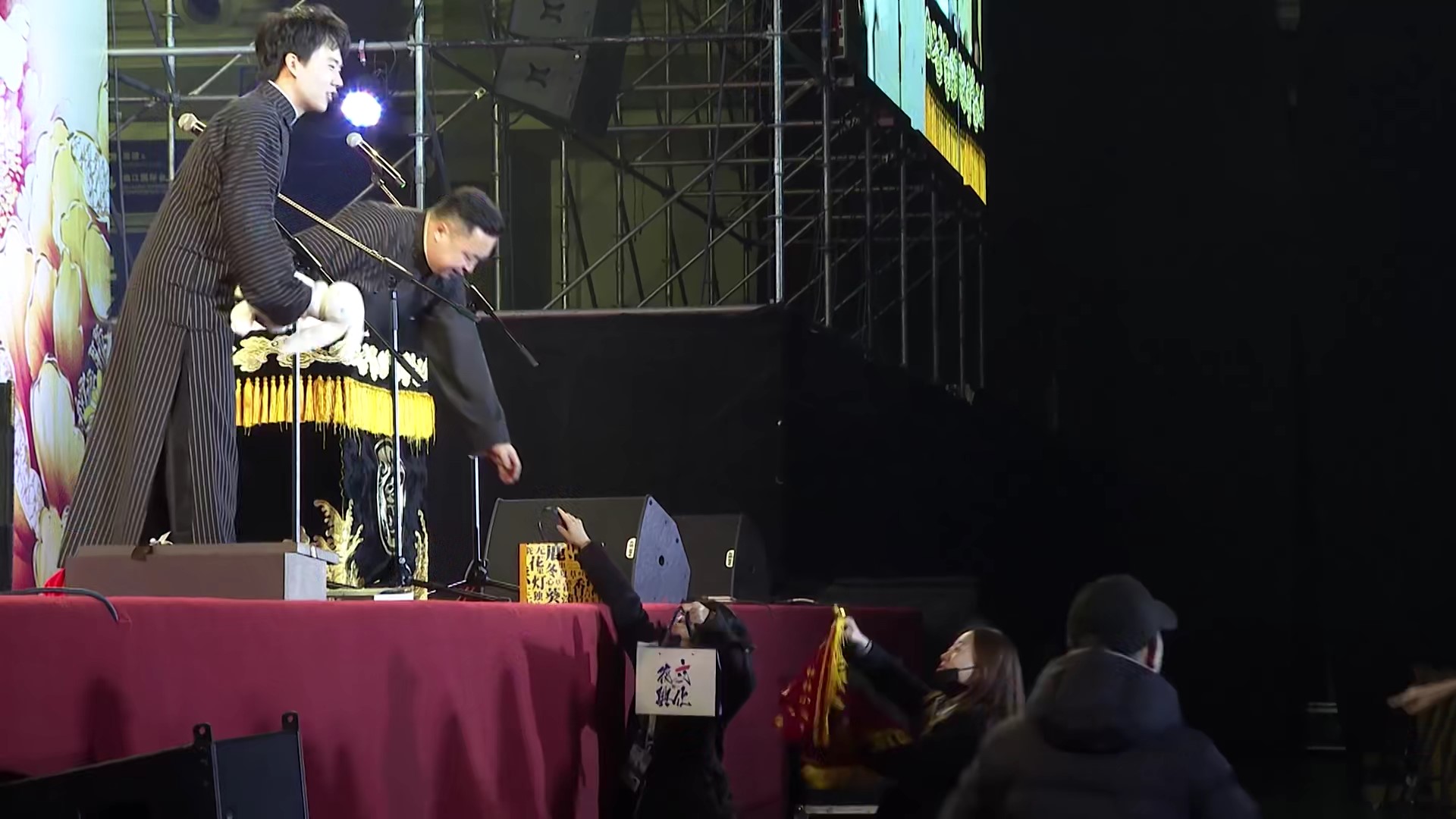收礼物到底该不该?怒怼观众后,秦霄贤孙九香从节目单上消失