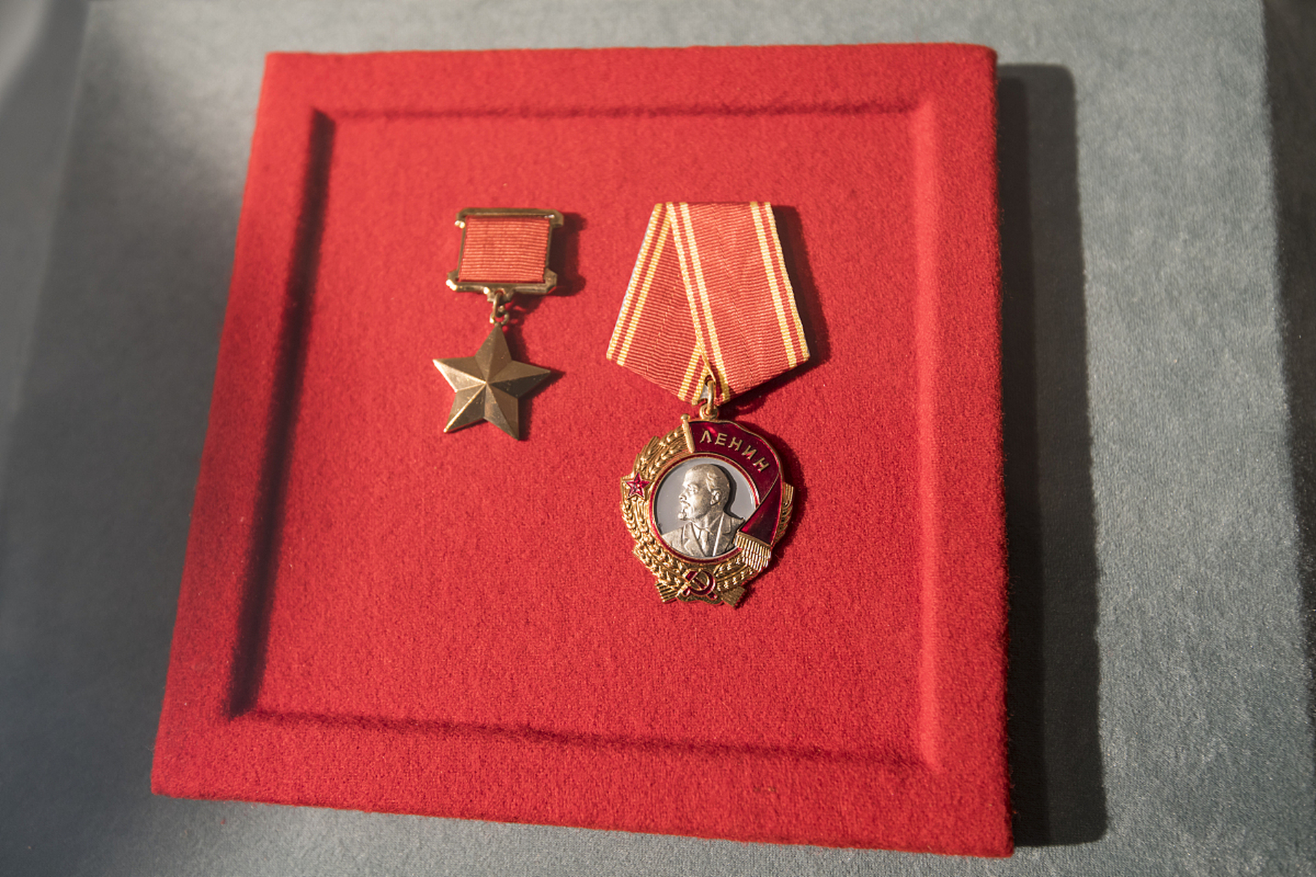 俄罗斯国防部为突出军人颁授奖章!