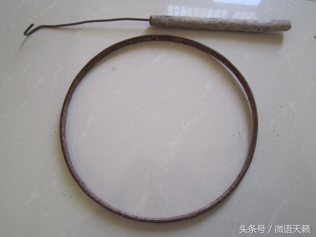 小时候玩过的铁环,时过四十年,失而复得,内心感到特别亲切泪下