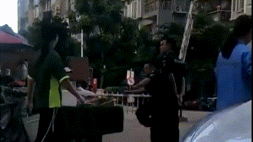 保安一拳打晕女摊贩,对摊贩幼女怒吼:快哭,你母亲死了
