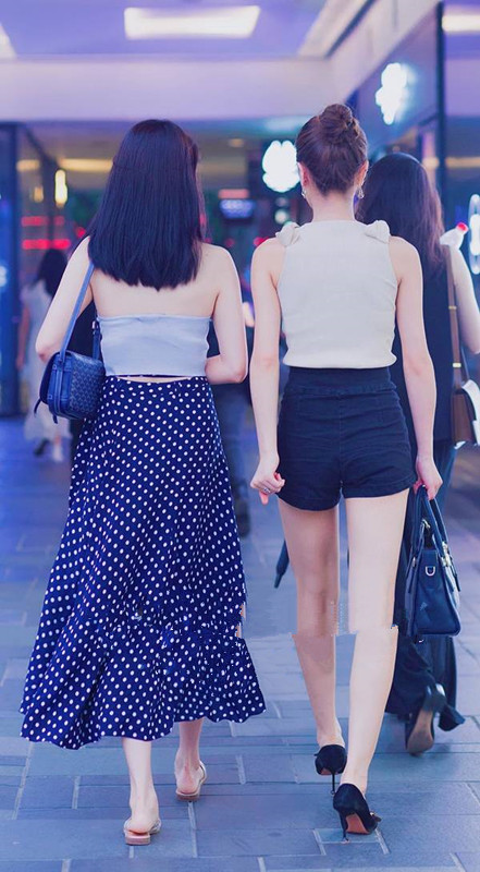 身材苗条,穿着粉色紧身长裙的小姐姐,背影看起来很性感!