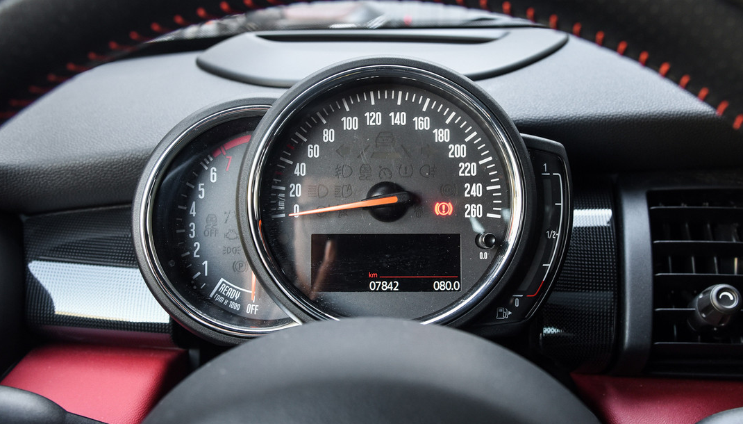 这是这款车的仪表盘,设计的很时尚,很不错.