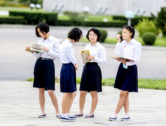 朝鲜街头中学生实拍,青春靓丽,穿短裙系红领巾!
