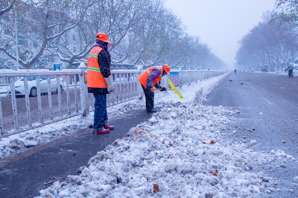 下雪天向城市环卫工人道一声,您们辛苦了!