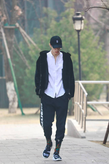 品一下木子洋的"漫画身材",满屏都是腿