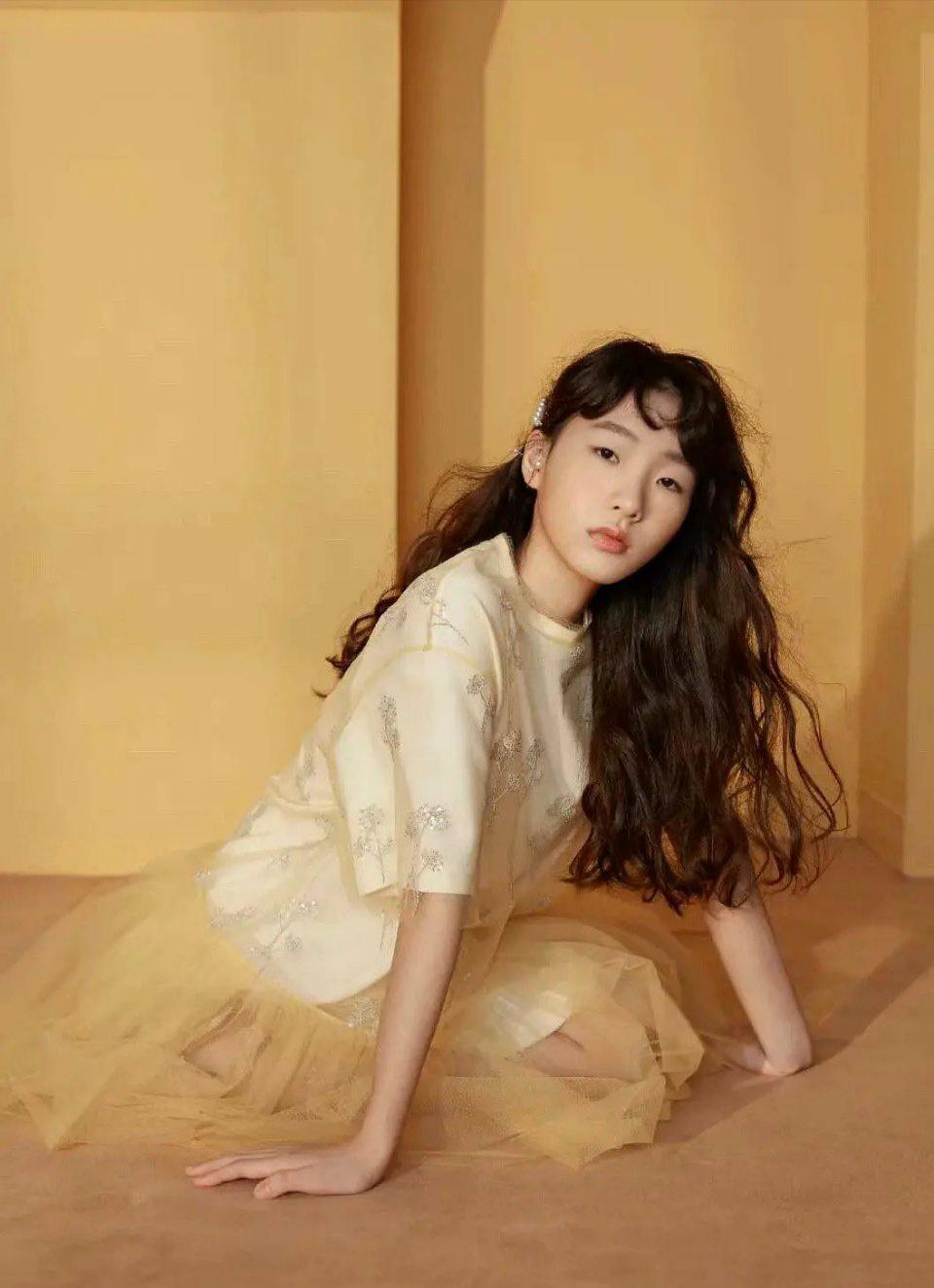 14岁拿代言,厌世脸搭配白色套装又a又飒,她就是小s女儿许熙文