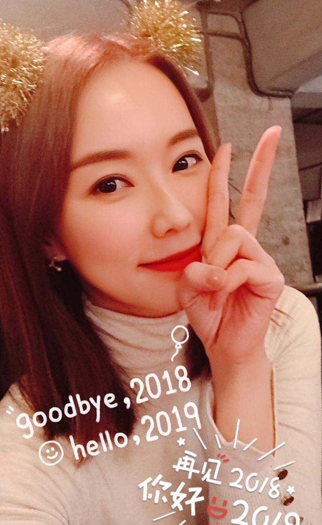 从林湘萍发的近照中看,43岁的她依旧身段苗条,样貌也没有多大改变 ..