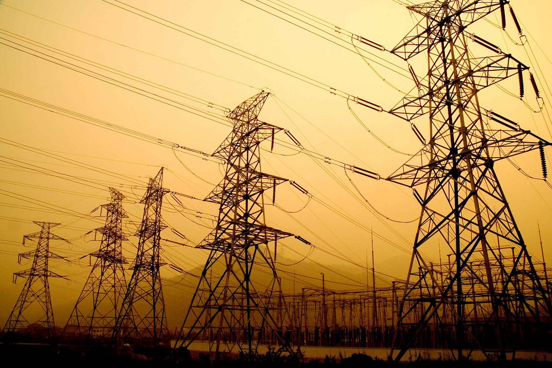 近日,湖南,江西等地发出节约用电倡议,开启错峰用电,关停城市景观照明