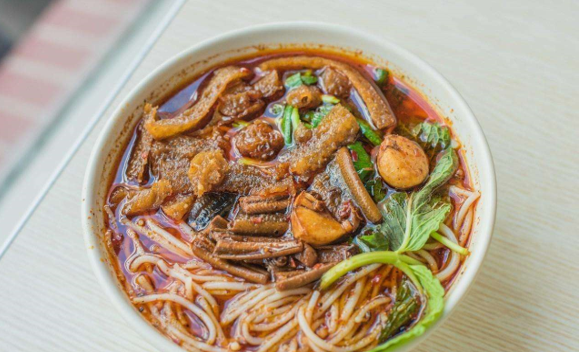 卤汁包裹的美食,浓稠的汤汁,还有清爽的米线等着我们