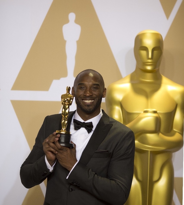 奥斯卡颁奖典礼,篮球巨星科比获奖,网友:他是篮球界的贝克汉姆