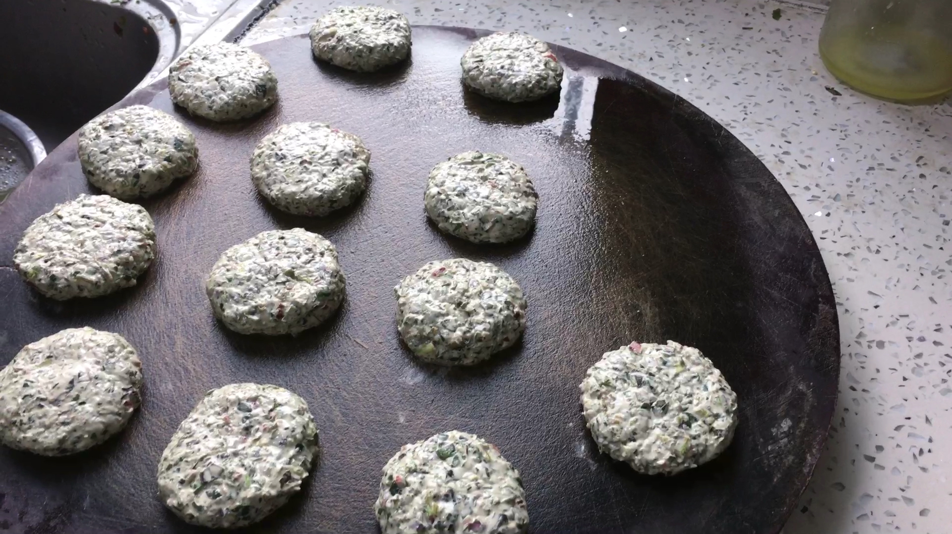 农村地里的鱼腥草,可以凉拌还能做成粑粑吃,外脆里嫩