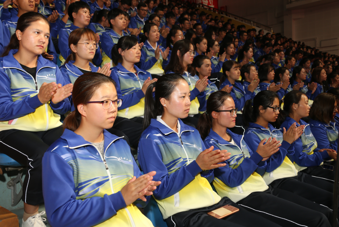 新疆医科大学 校服图片