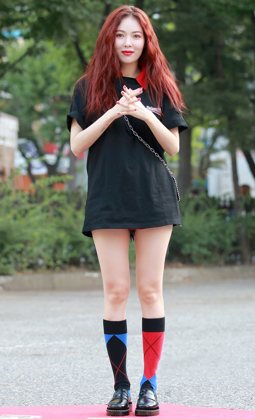 百变风格金泫雅,街头照更加性感迷人,唯独这件有失穿衣品味