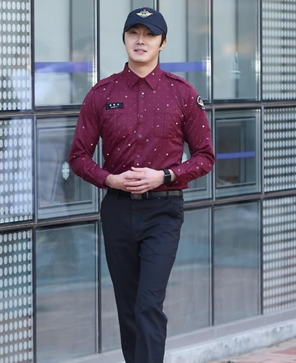 韩星丁一宇退役了!身穿红衫帅气亮相,网友:赶紧减肥吧!