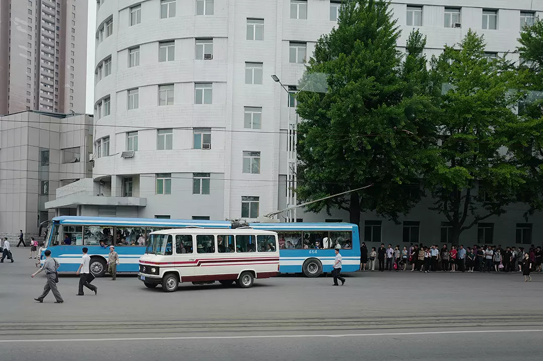 走进朝鲜:实拍朝鲜街头女交警和老旧的汽车