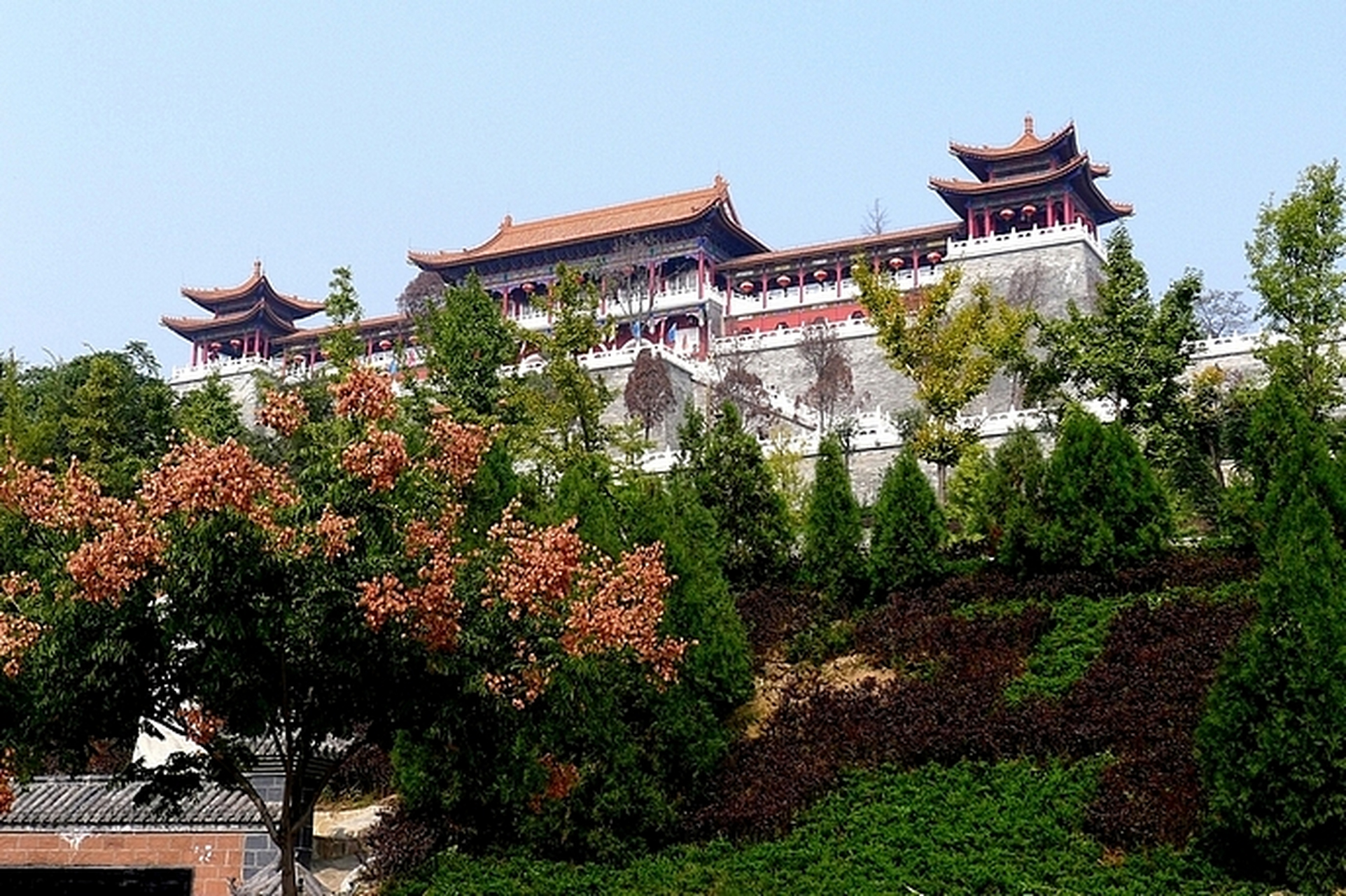陕西楼观台国家森林公园,坐落在秦岭西麓,距离古城西安仅70公里,107