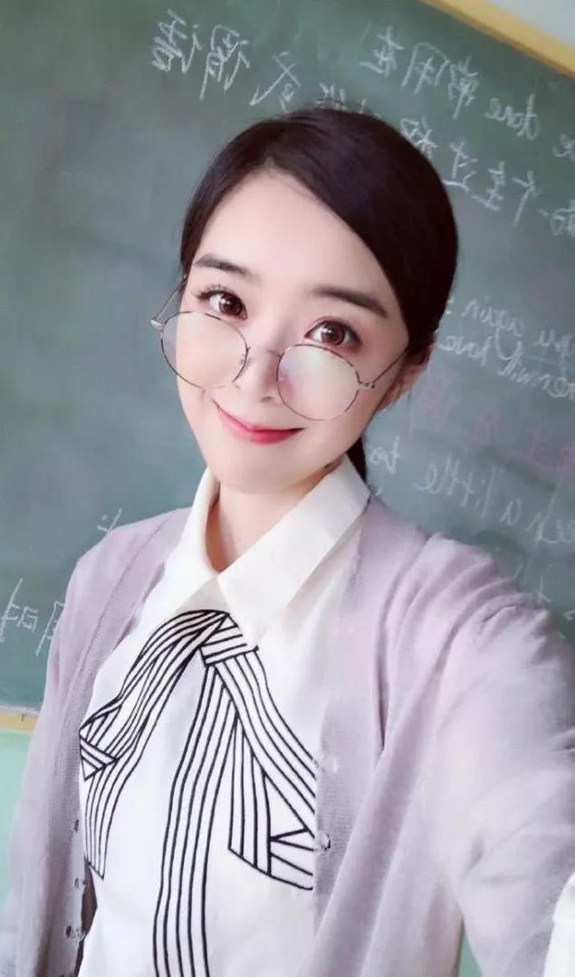 lol:解说余霜竟然扮演教师?现场太过刺激,网友直呼要去上课!