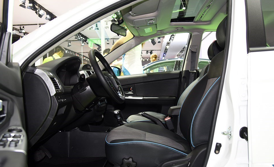 设计风格炫酷,华骐300e2017款标准型,从内到外都很受欢迎