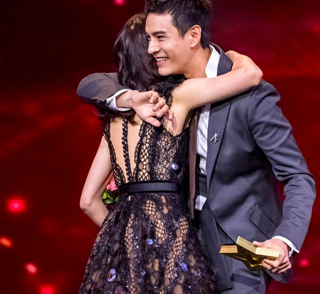 张钧甯送经超洗手液 霸气喊话:后面还有十箱