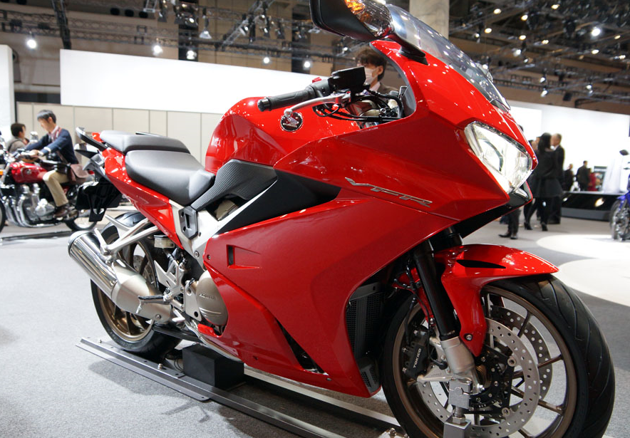 本田v4引擎摩托车,abs标配,五段把手加热,重机还得看日系车!