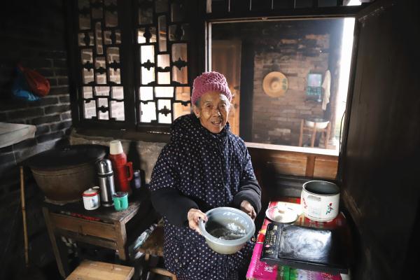 94岁老太独居400年古宅 爱喝酒一顿能喝一瓶啤酒