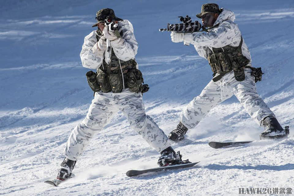 韩国海军陆战队演习照曝光 身穿全套雪地迷彩 展示高超战术水平