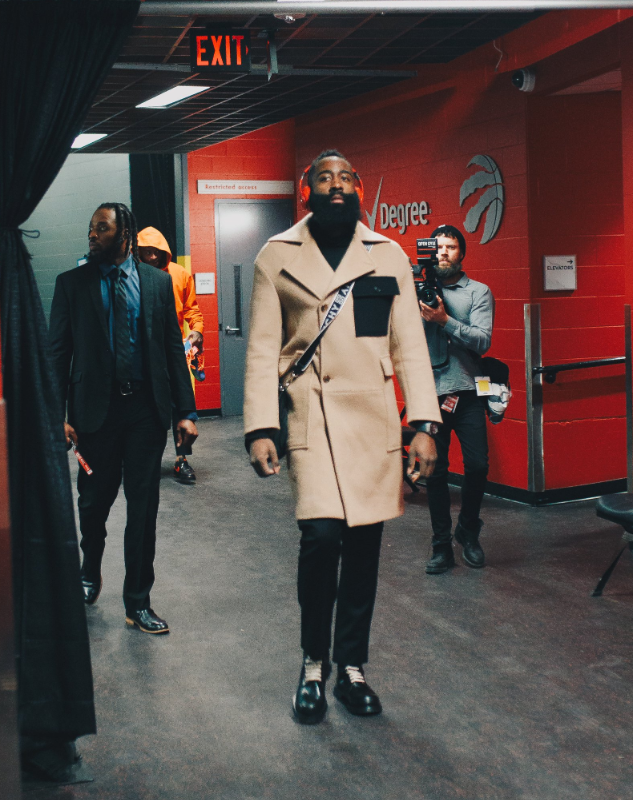 火箭球员抵达比赛场馆:哈登穿棕色风衣入场