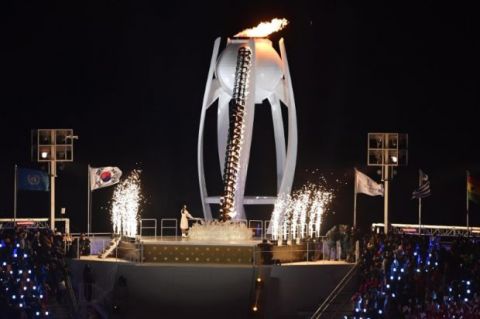 韩国花样滑冰运动员于娜点燃奥运圣火盆