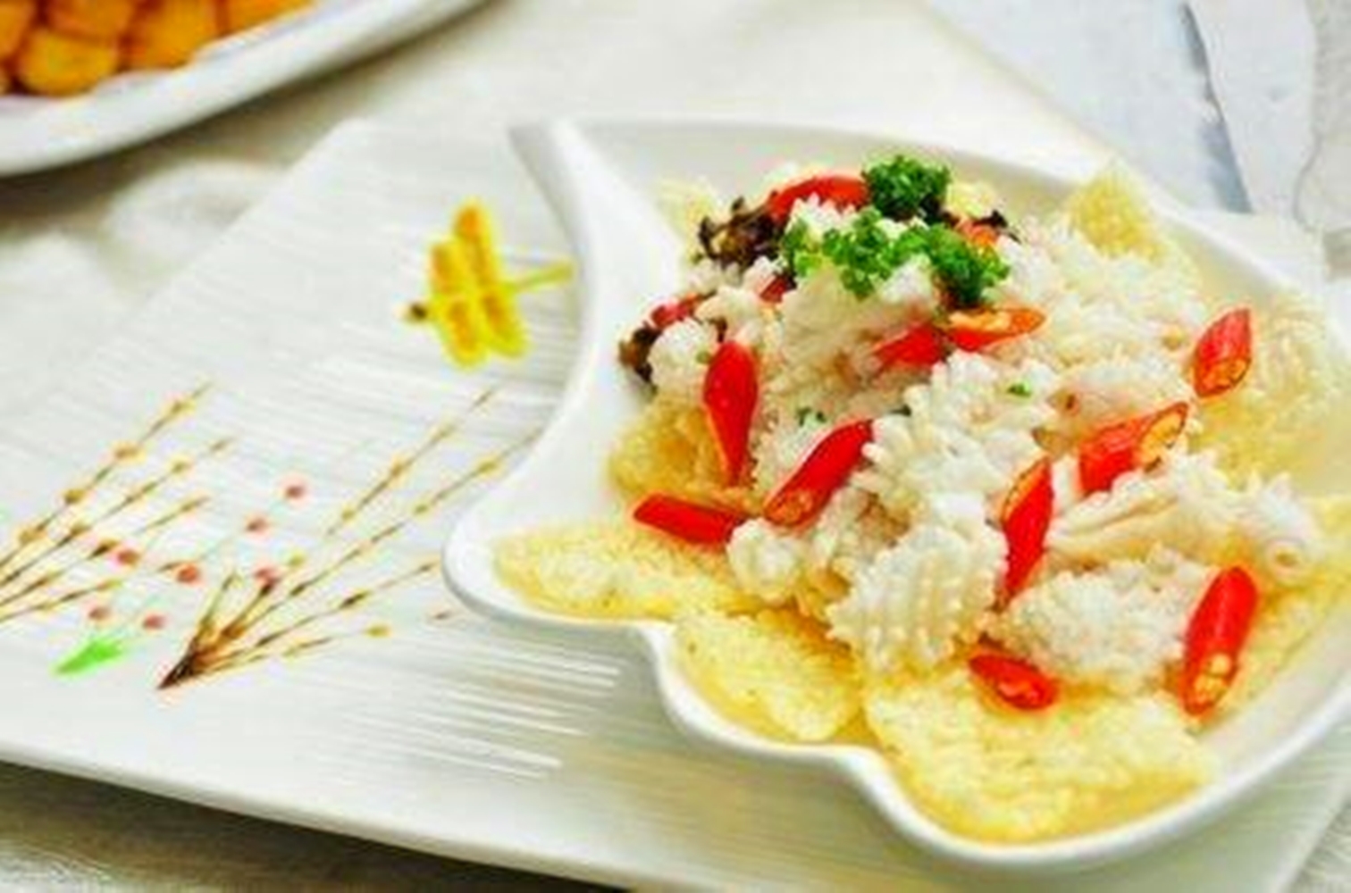 用锅巴搭配上鱿鱼,锅巴爽脆,鱿鱼滑嫩,美味又好吃