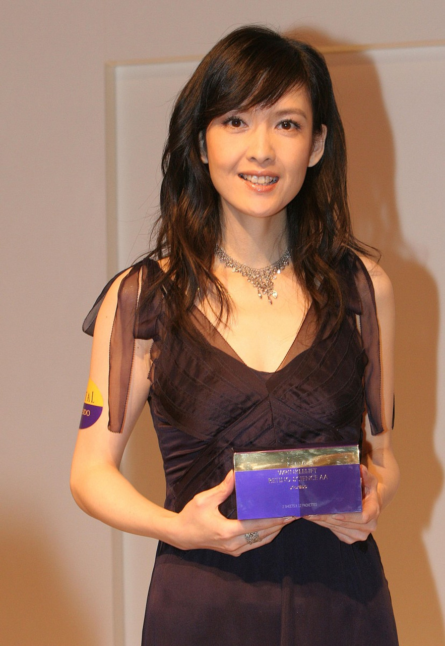 55岁香港玉女掌门人周慧敏2009年和倪匡儿子倪震结婚