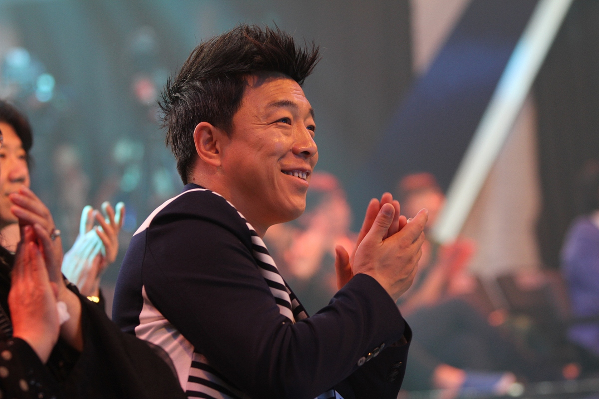 在综艺节目《向往的生活》中,黄渤以其幽默风趣的言辞再次引发话题.