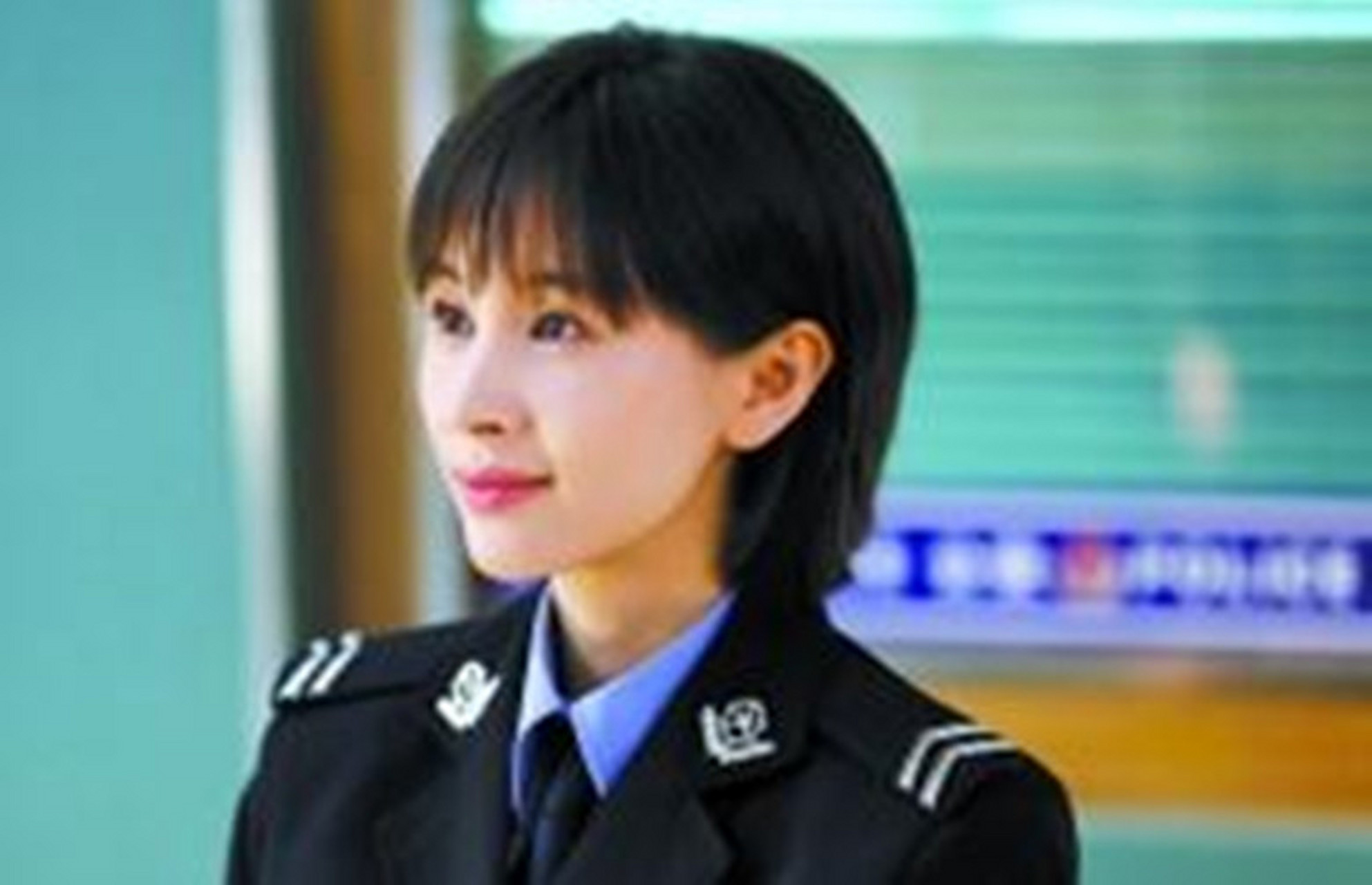 王子文道歉#9日,王子文在社交平台晒出一张在高铁上脚踩桌板的照片