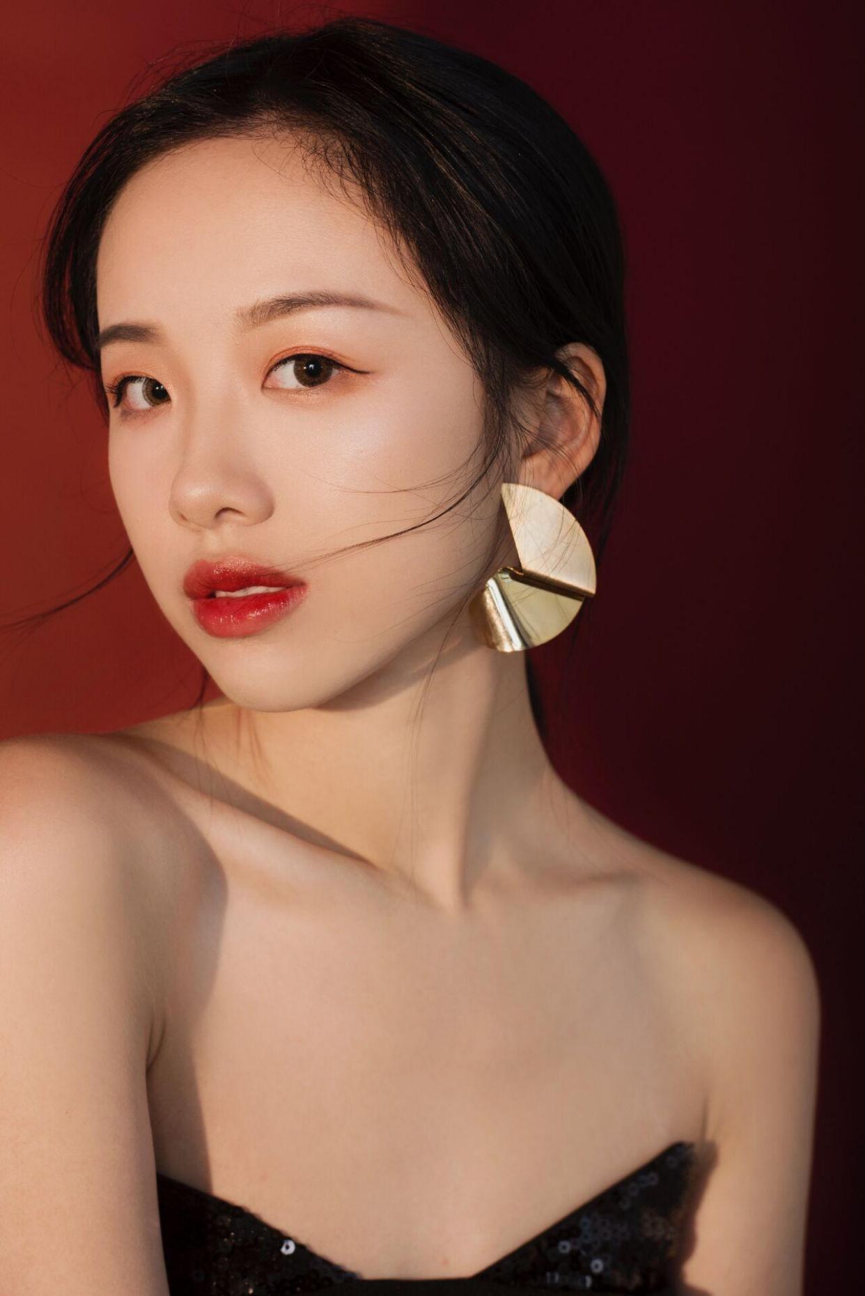 分手后阿沁蜕变成女神,外表娇小可爱内心坚强,时尚穿搭更有范儿