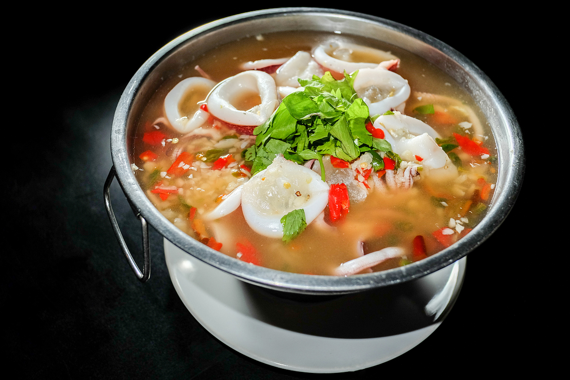 酸汤猪脚是一道具有浓郁地方特色的传统美食,其独特的味道和口感深受