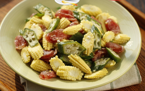 第三道:秋葵玉米笋炒香肠 超级好吃的玉米笋,和秋葵炒营养丰富.