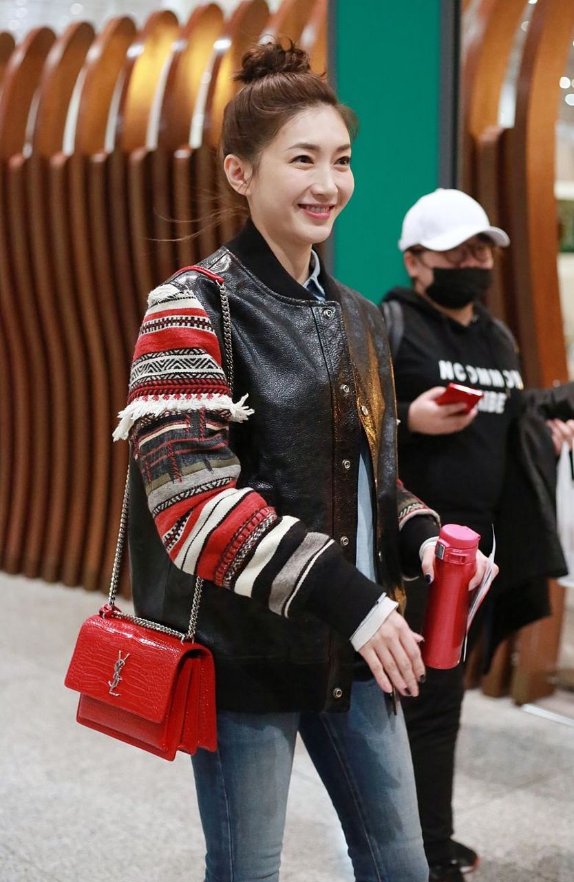 同是86年37岁的辛芷蕾和江疏影同样服饰搭配下,这气质和气场截然不同