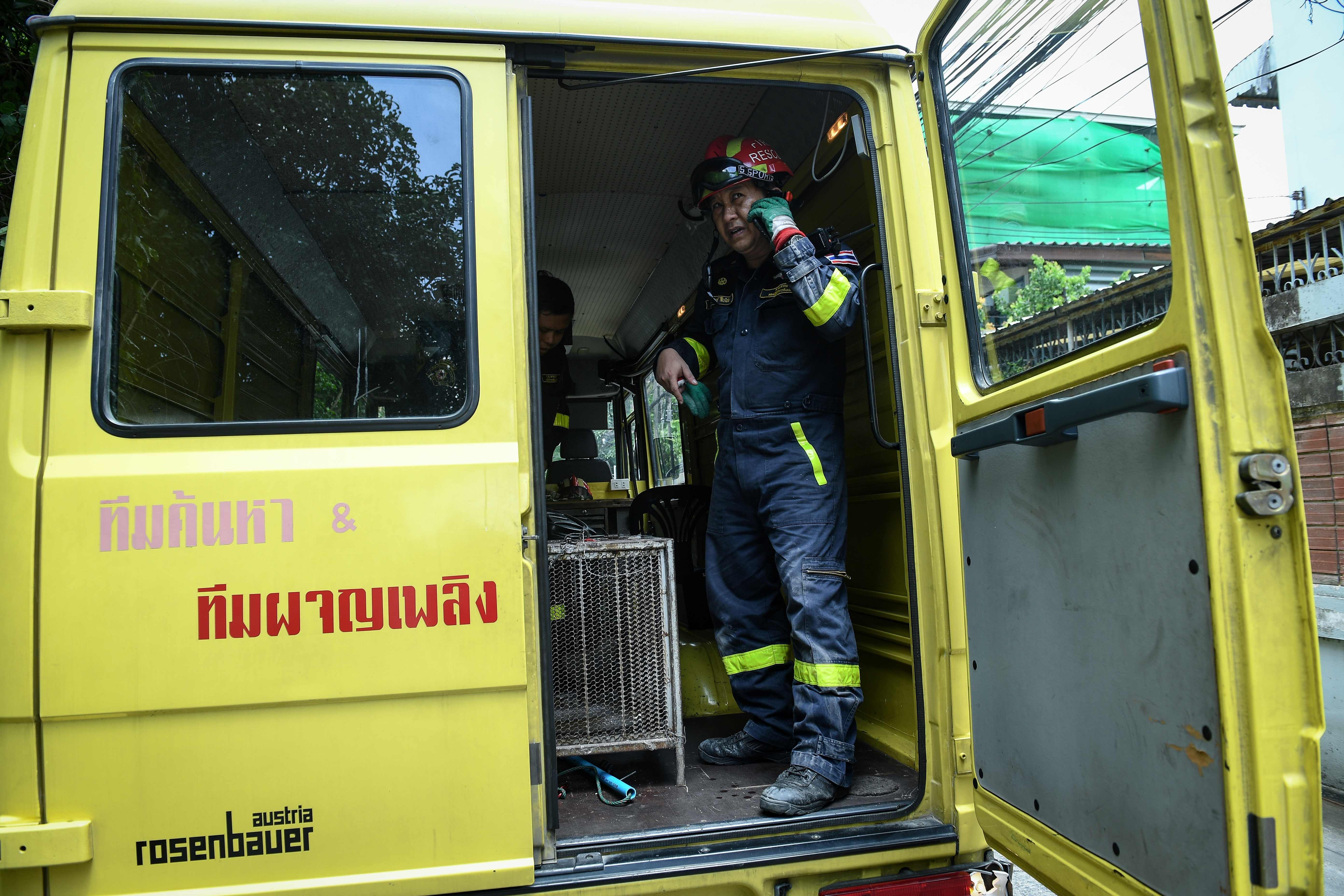 泰国消防员忙捕蛇(13)