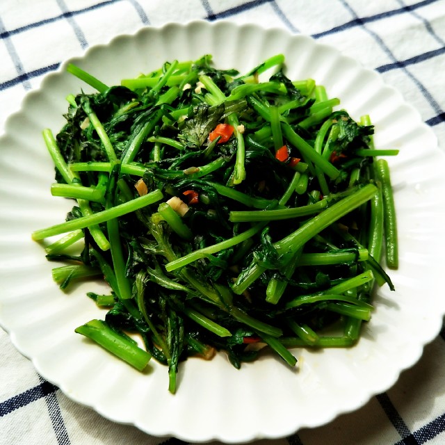 清炒茼蒿,清新爽口,做法简单,一分钟就出锅