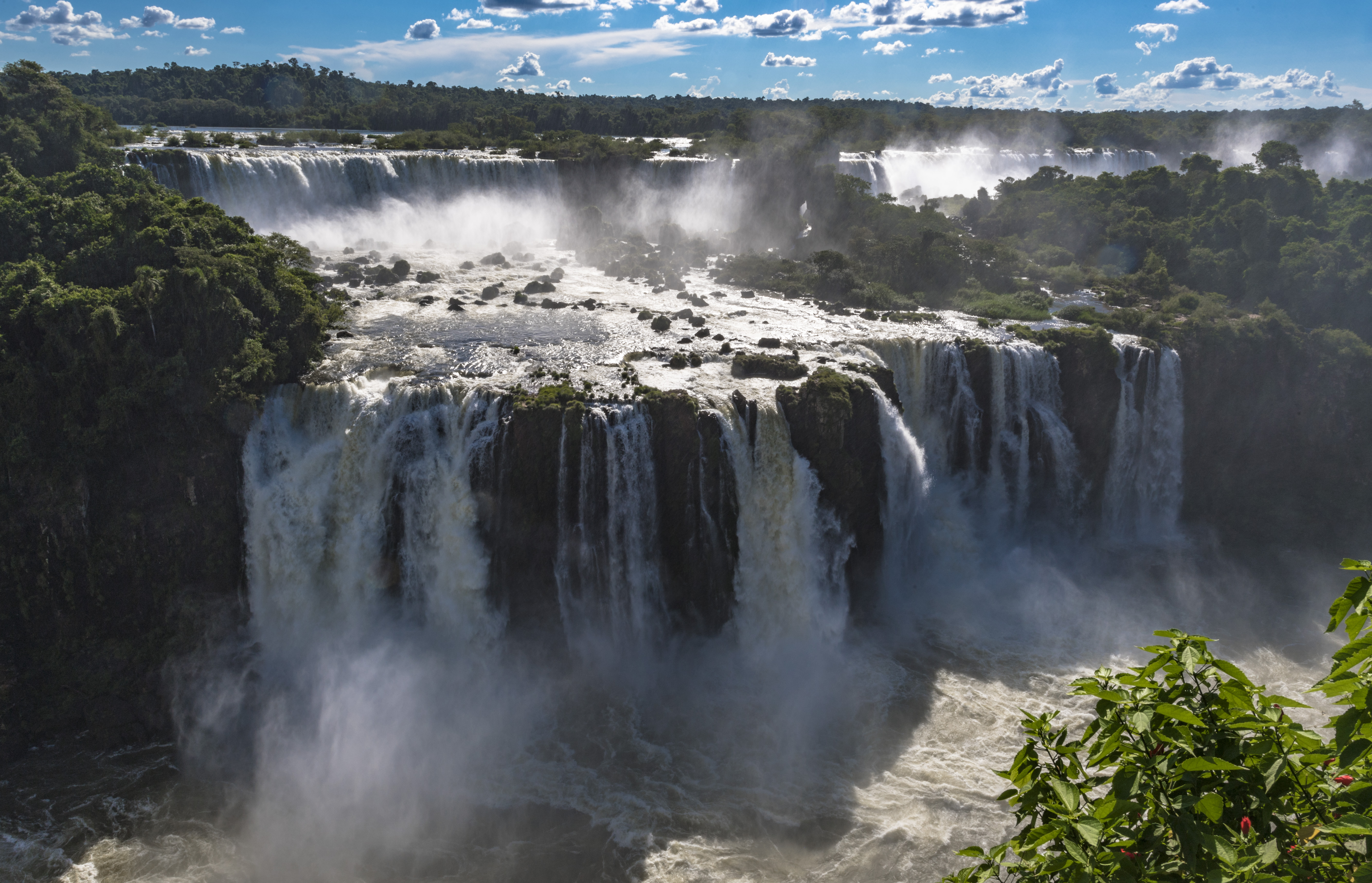 大瀑布由275个瀑布组成,最大的瀑布跌水90米,流量1500立方米/秒,被称