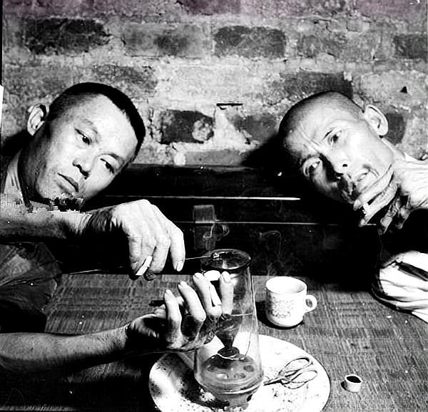大烟馆的真实场景:吸大烟的大爷,躺在床榻上吸大烟的大哥